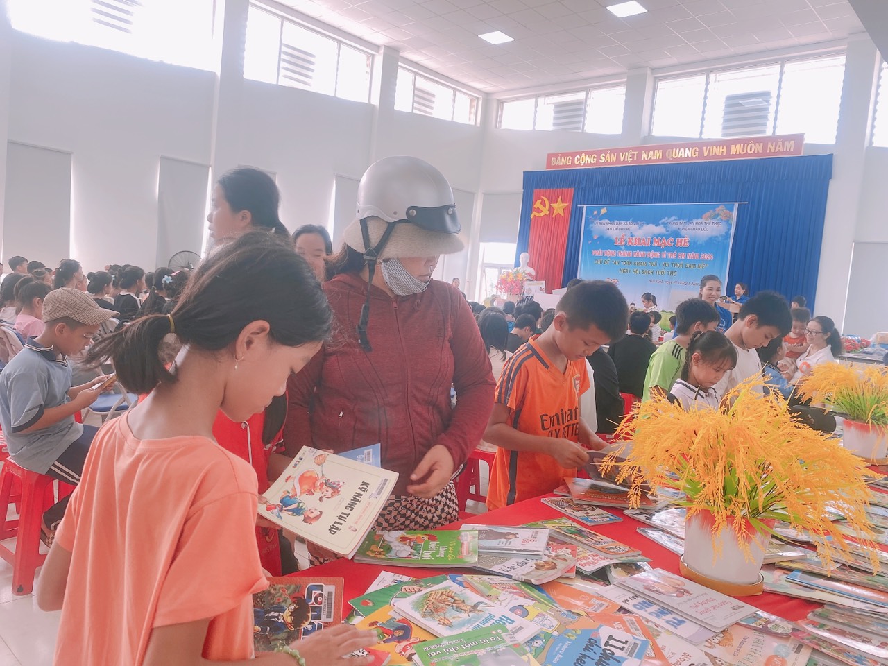 Tổ chức Ngày hội sách tuổi thơ cho các em học sinh vùng sâu, vùng xa